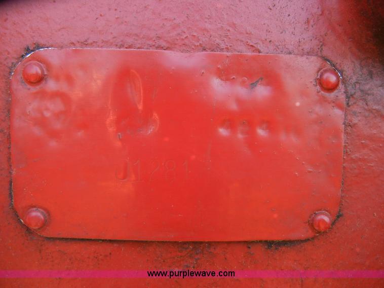 image for item 2227 1964 International 424 tractor