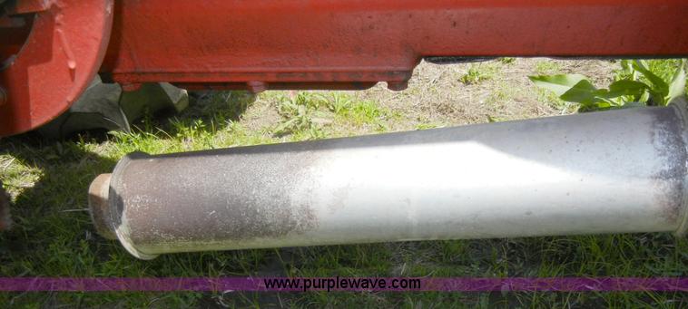 image for item 2227 1964 International 424 tractor