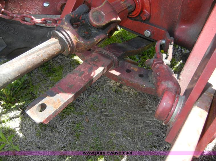 image for item 2227 1964 International 424 tractor