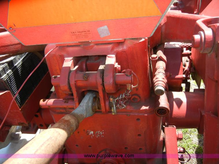 image for item 2227 1964 International 424 tractor