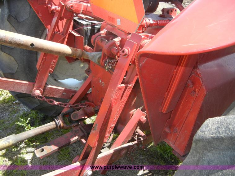 image for item 2227 1964 International 424 tractor