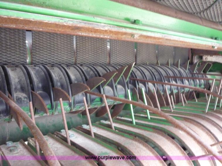 image for item 2950 2005 John Deere 567 round baler