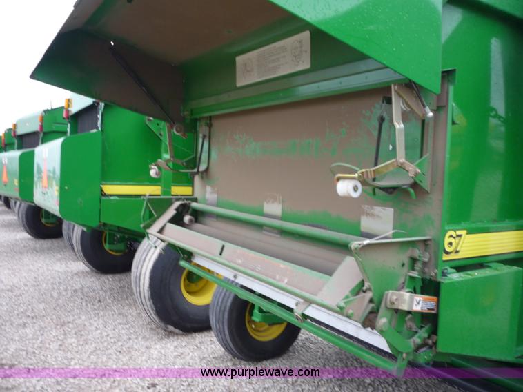 image for item 2951 2005 John Deere 567 round baler