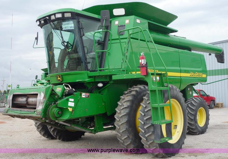 image for item 2952 2005 John Deere 9760 STS combine