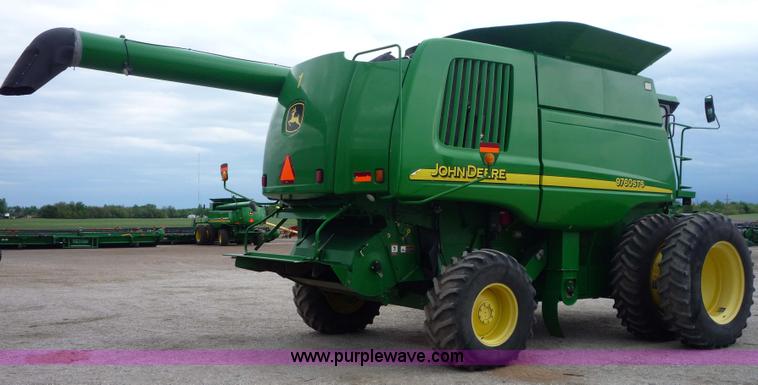 image for item 2952 2005 John Deere 9760 STS combine