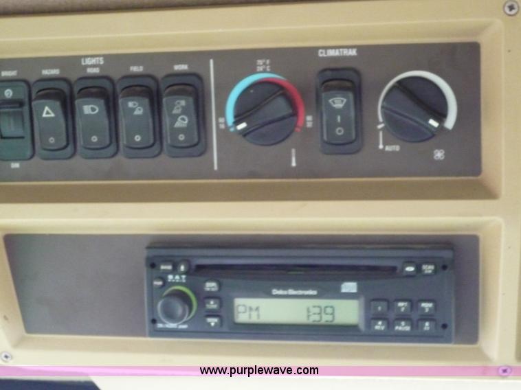 image for item 2952 2005 John Deere 9760 STS combine