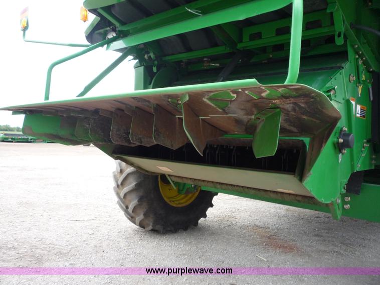 image for item 2952 2005 John Deere 9760 STS combine