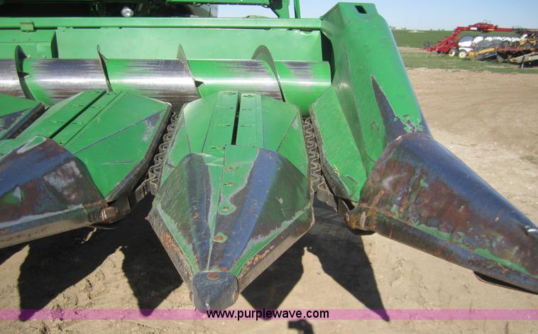 image for item 2964 1983 John Deere 853A row crop header
