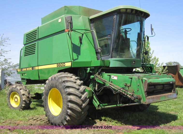 image for item 3003 1990 John Deere 9600 combine