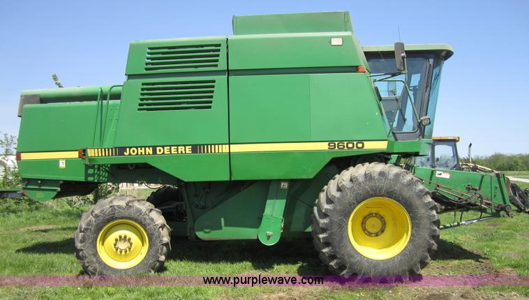image for item 3003 1990 John Deere 9600 combine