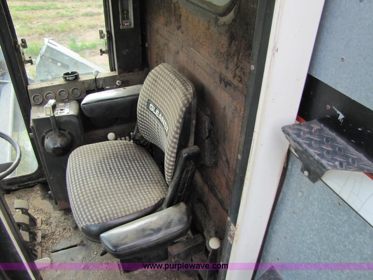 image for item 3455 1980 Gleaner L2 combine