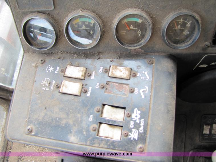 image for item 3455 1980 Gleaner L2 combine