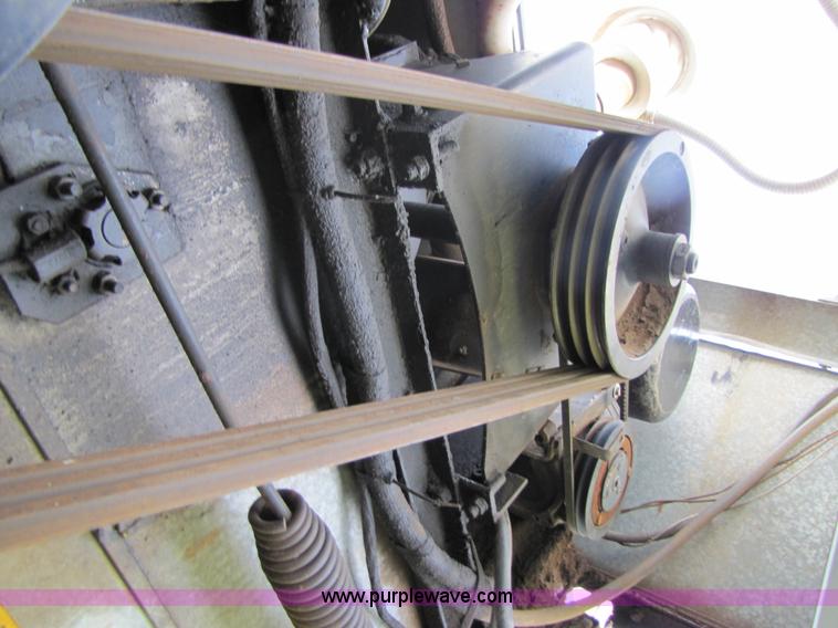 image for item 3455 1980 Gleaner L2 combine