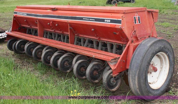 image for item 4715 International 5100 12' drill