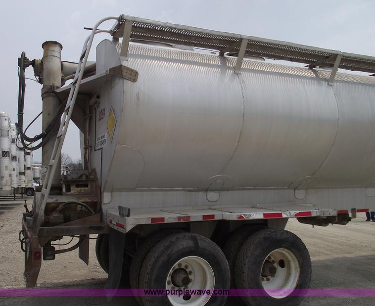 image for item 5376 1995 Ledwell 40' bulk feed trailer
