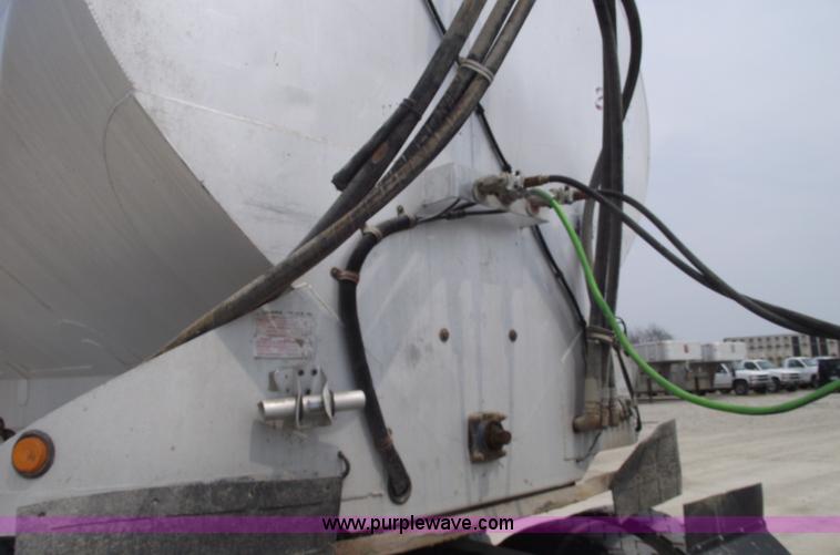 image for item 5376 1995 Ledwell 40' bulk feed trailer