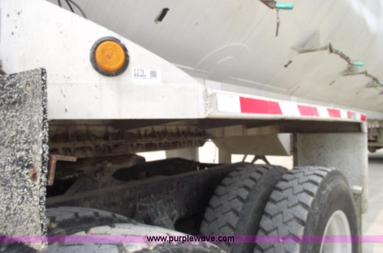 image for item 5376 1995 Ledwell 40' bulk feed trailer