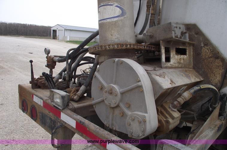 image for item 5376 1995 Ledwell 40' bulk feed trailer