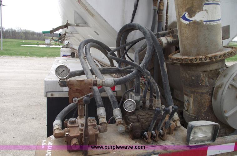 image for item 5376 1995 Ledwell 40' bulk feed trailer