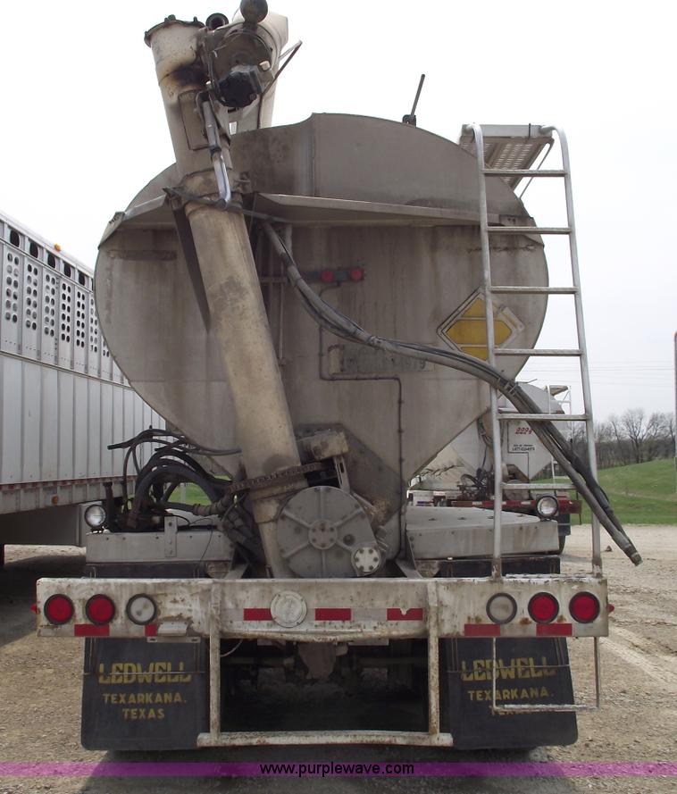 image for item 5377 1995 Ledwell 40' bulk feed trailer