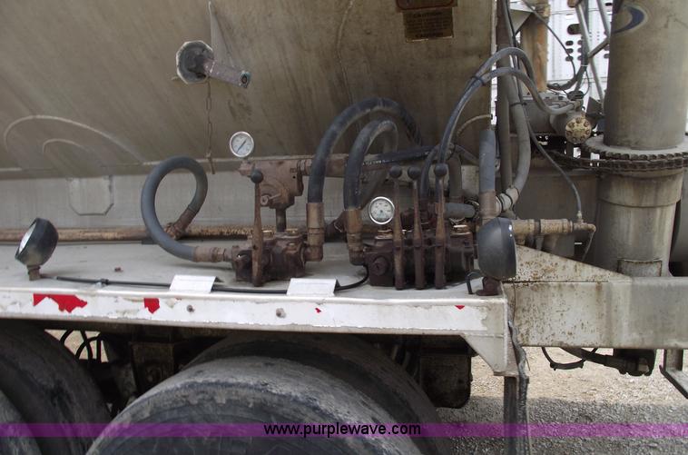 image for item 5377 1995 Ledwell 40' bulk feed trailer