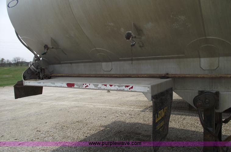 image for item 5377 1995 Ledwell 40' bulk feed trailer