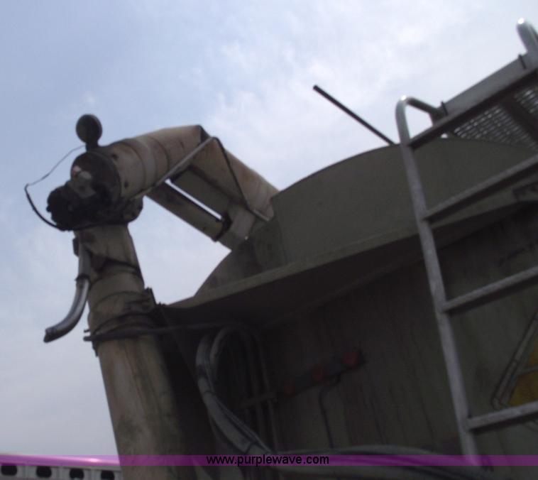 image for item 5377 1995 Ledwell 40' bulk feed trailer