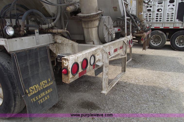 image for item 5377 1995 Ledwell 40' bulk feed trailer