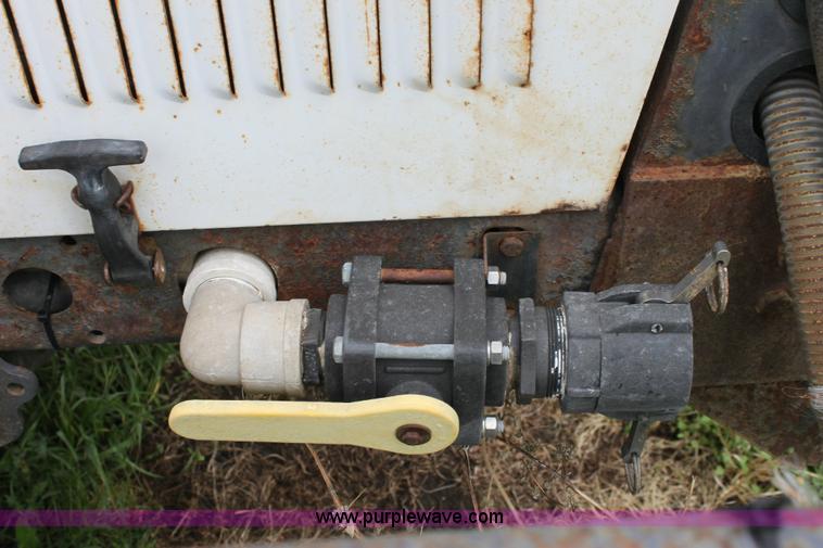 image for item 6214 1992 Melroe 220 spray coupe