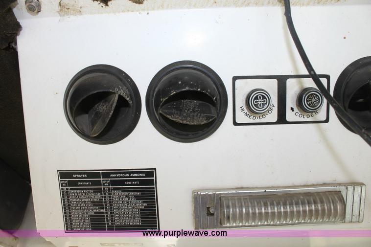 image for item 6214 1992 Melroe 220 spray coupe