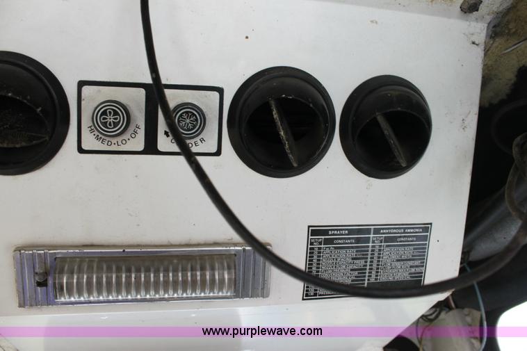 image for item 6214 1992 Melroe 220 spray coupe