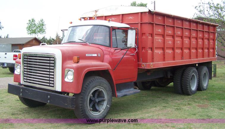 image for item 7289 1973 International Lonestar 1700 grain truck