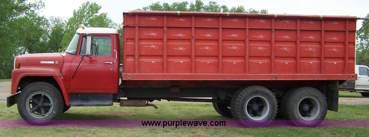 image for item 7289 1973 International Lonestar 1700 grain truck