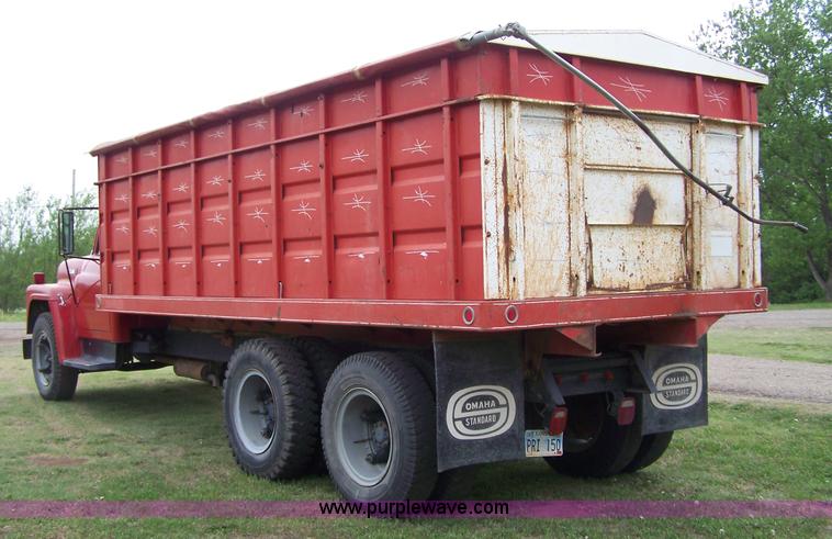 image for item 7289 1973 International Lonestar 1700 grain truck
