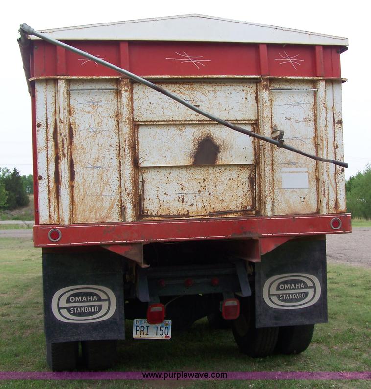 image for item 7289 1973 International Lonestar 1700 grain truck