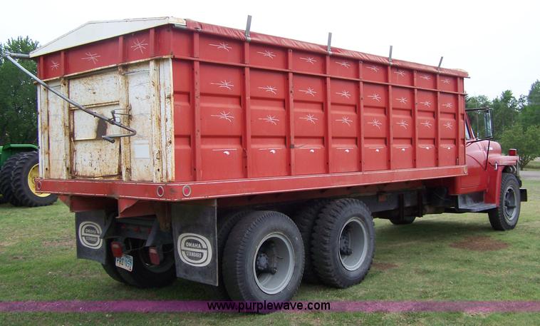 image for item 7289 1973 International Lonestar 1700 grain truck