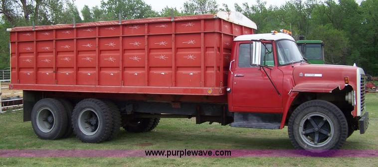 image for item 7289 1973 International Lonestar 1700 grain truck