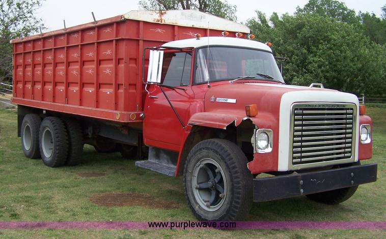 image for item 7289 1973 International Lonestar 1700 grain truck