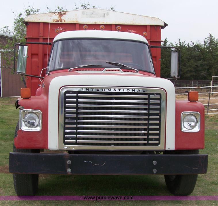 image for item 7289 1973 International Lonestar 1700 grain truck