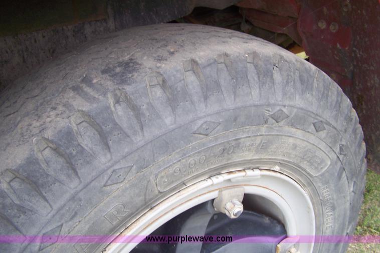 image for item 7289 1973 International Lonestar 1700 grain truck