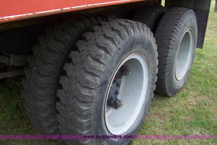 image for item 7289 1973 International Lonestar 1700 grain truck