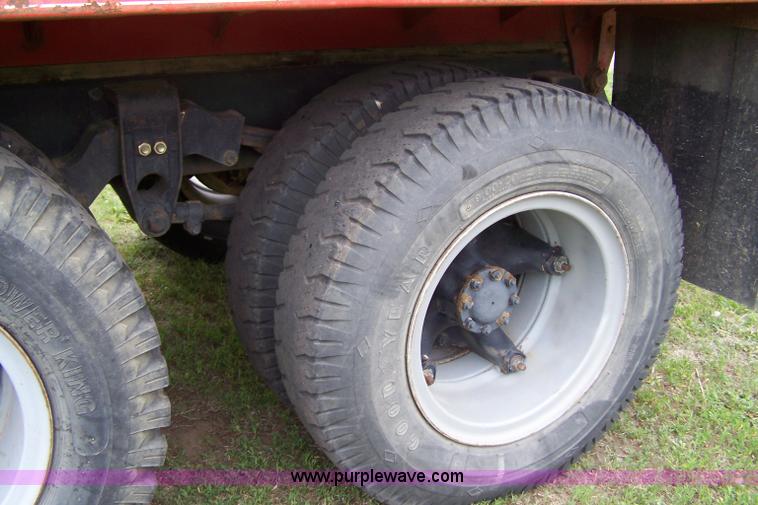 image for item 7289 1973 International Lonestar 1700 grain truck