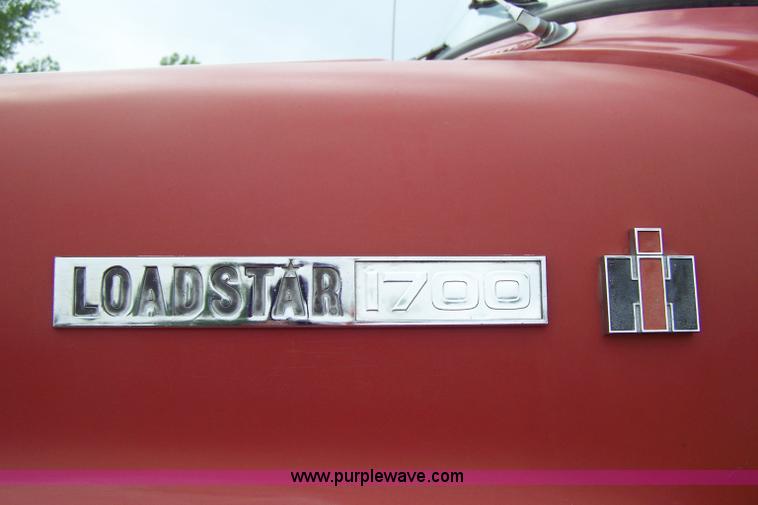image for item 7289 1973 International Lonestar 1700 grain truck
