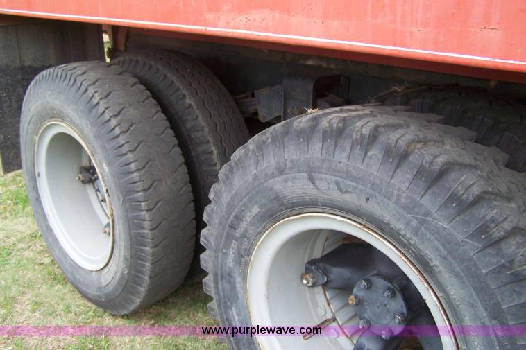 image for item 7289 1973 International Lonestar 1700 grain truck