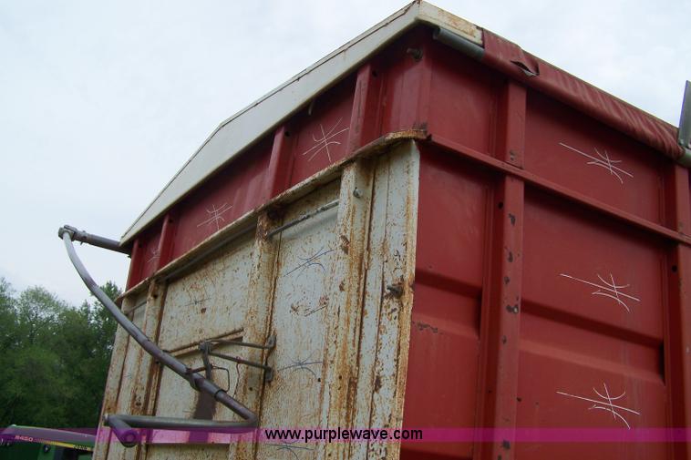 image for item 7289 1973 International Lonestar 1700 grain truck