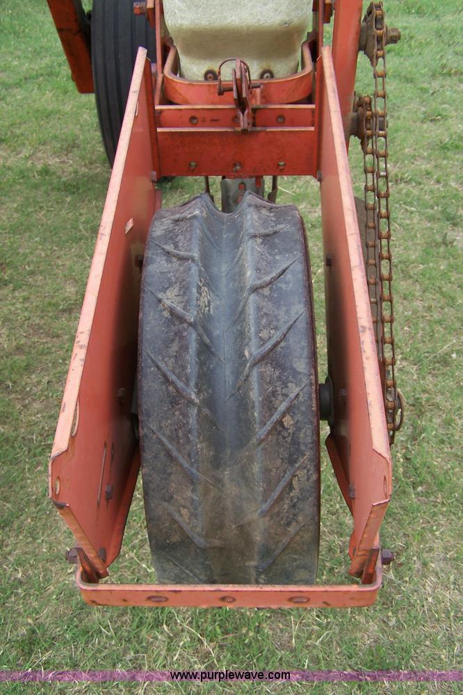 image for item 7290 Allis Chalmers 333 six row planter