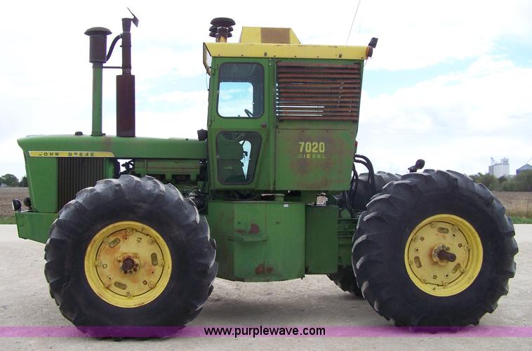 image for item 7413 1971 John Deere 7020 4WD tractor