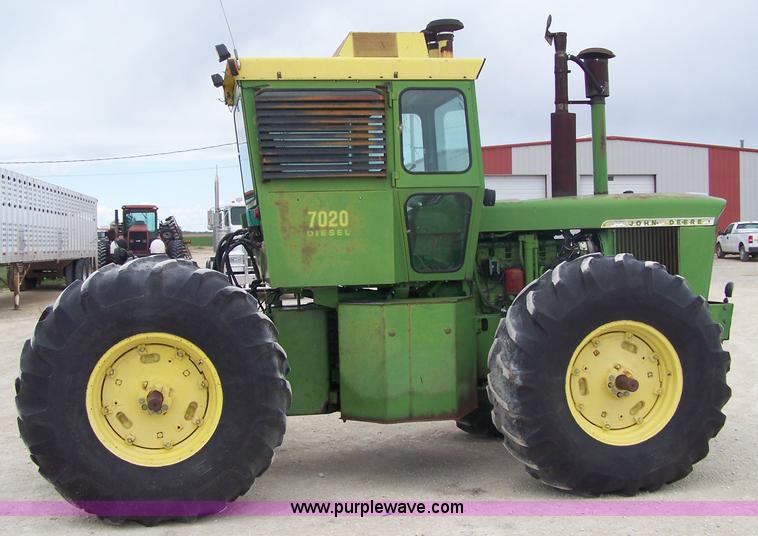 image for item 7413 1971 John Deere 7020 4WD tractor