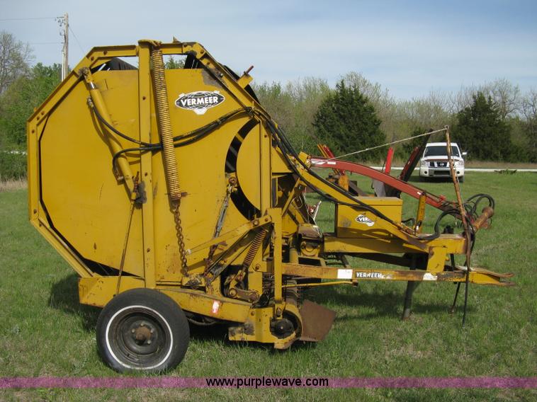 image for item 8072 Vermeer 504C round baler