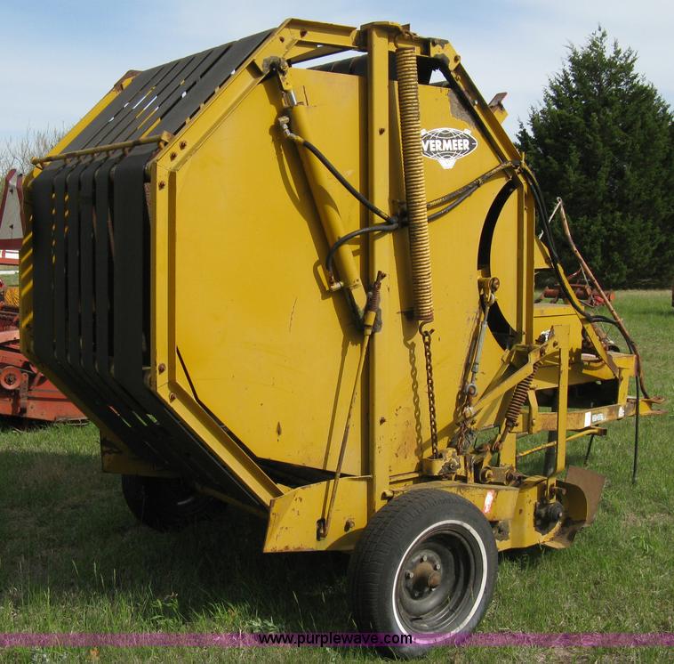 image for item 8072 Vermeer 504C round baler